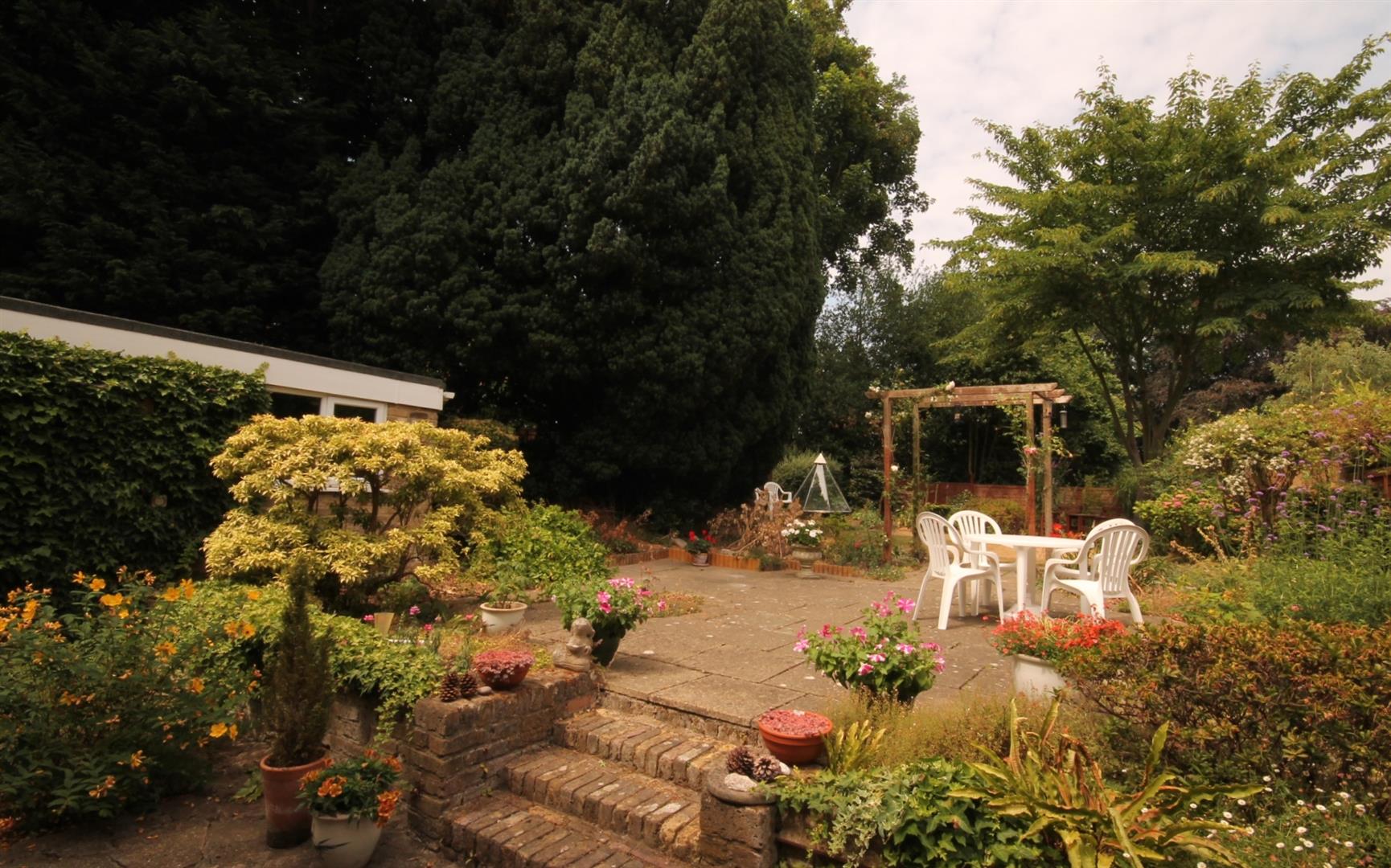 GARDEN TO REAR